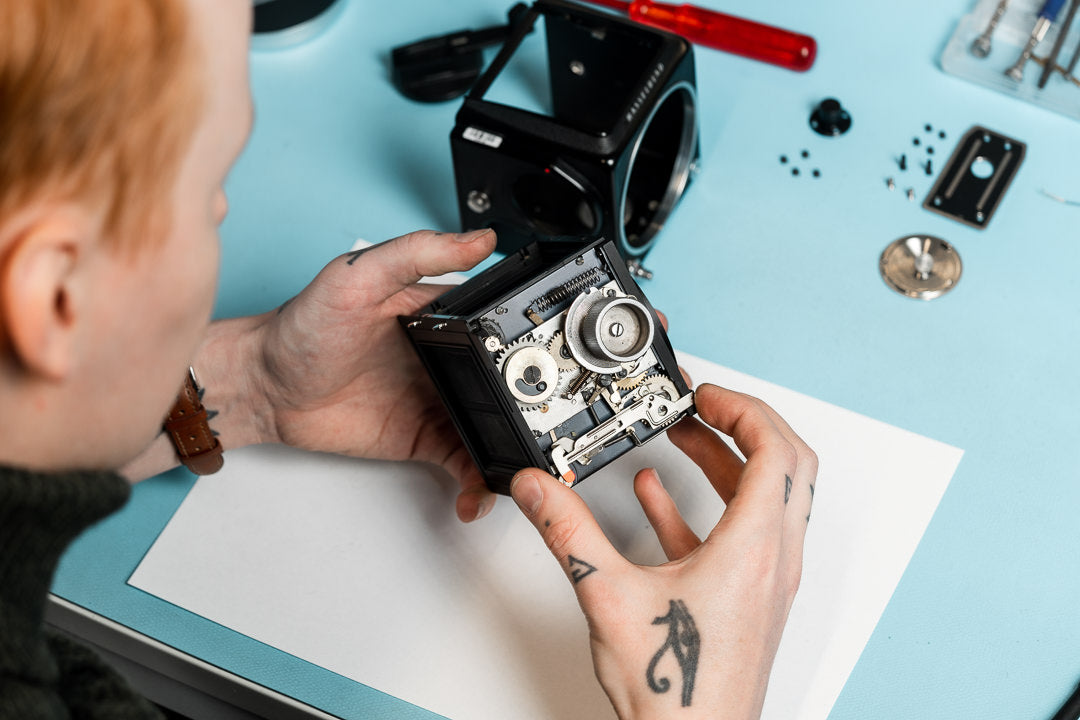 Kamerastore disassembling and restoring a hasselblad lens