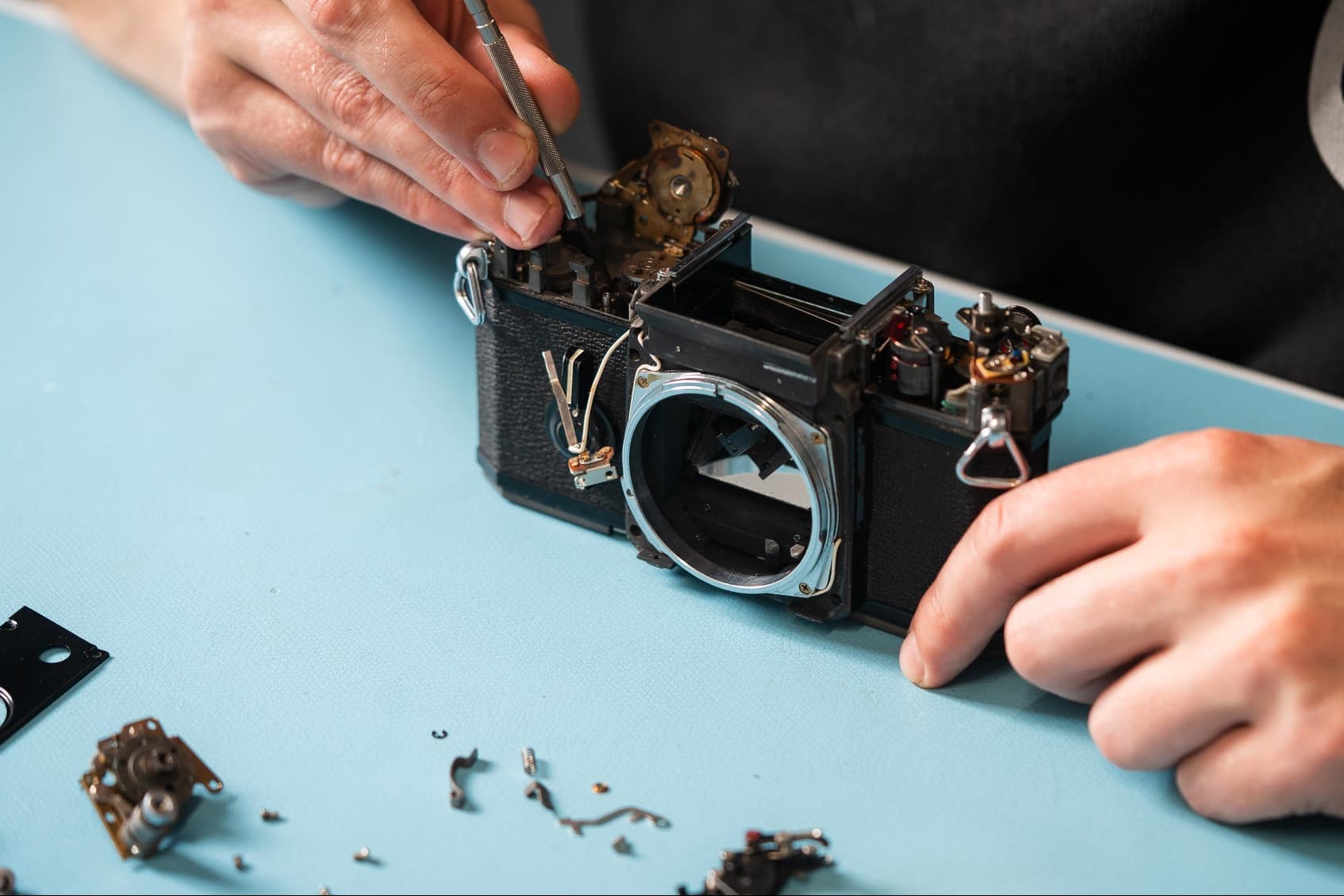 Kamerastore disassembling and restoring a hasselblad lens
