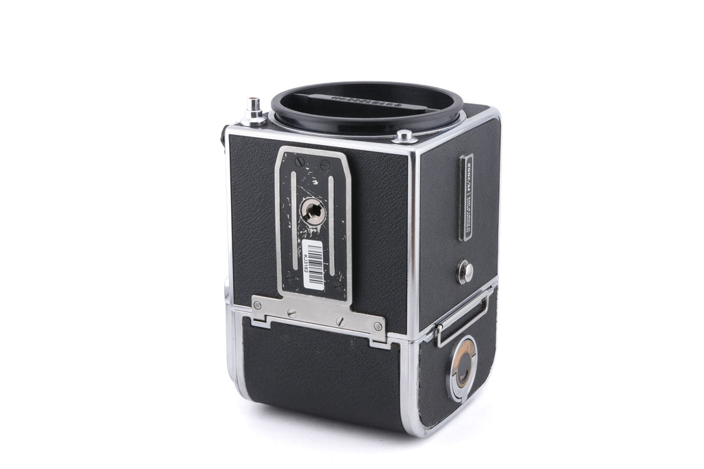 Hasselblad 500C/M (Silver, 10026) + Waist Level Finder (Old / Silver, 42021) + Rapid Winding Crank (44040) + Standard Focusing Screen (42161) + A12 Film Magazine (Silver, 30074)