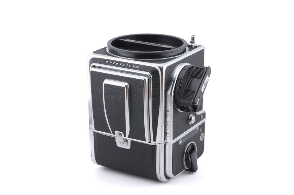 Hasselblad 500C/M (Silver, 10026) + Waist Level Finder (Old / Silver, 42021) + Rapid Winding Crank (44040) + Standard Focusing Screen (42161) + A12 Film Magazine (Silver, 30074)