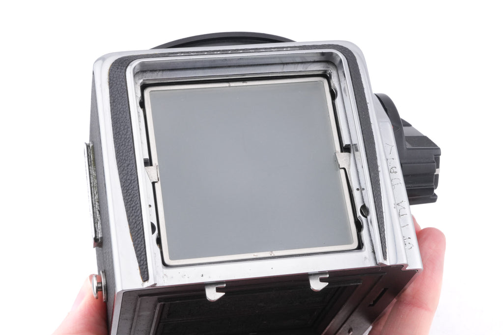 Hasselblad 500C/M (Silver, 10026) + Waist Level Finder (Old / Silver, 42021) + Rapid Winding Crank (44040) + Standard Focusing Screen (42161) + A12 Film Magazine (Silver, 30074)