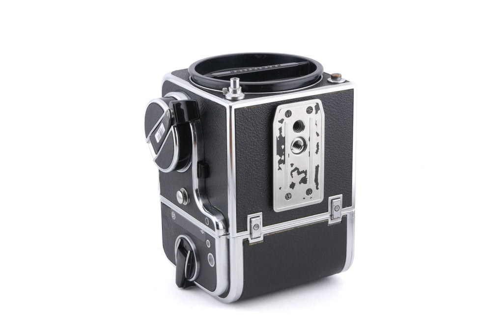 Hasselblad 500C/M (Silver, 10026) + Rapid Winding Crank (Chrome, 44016/TIRFC) + Standard Focusing Screen (42161) + A12 Film Magazine (Silver, 30074) + Waist Level Finder (Old / Silver, 42021)