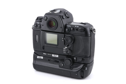 Nikon F6 + MB-40 Multi-Power Battery Pack