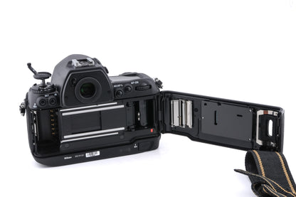 Nikon F6 + MB-40 Multi-Power Battery Pack