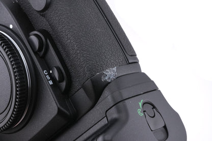 Nikon F6 + MB-40 Multi-Power Battery Pack