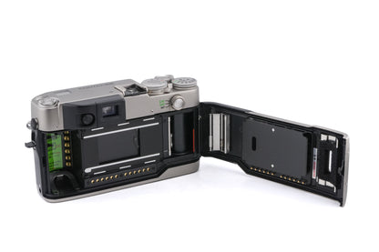 Contax G2 + GD-2 Data Back