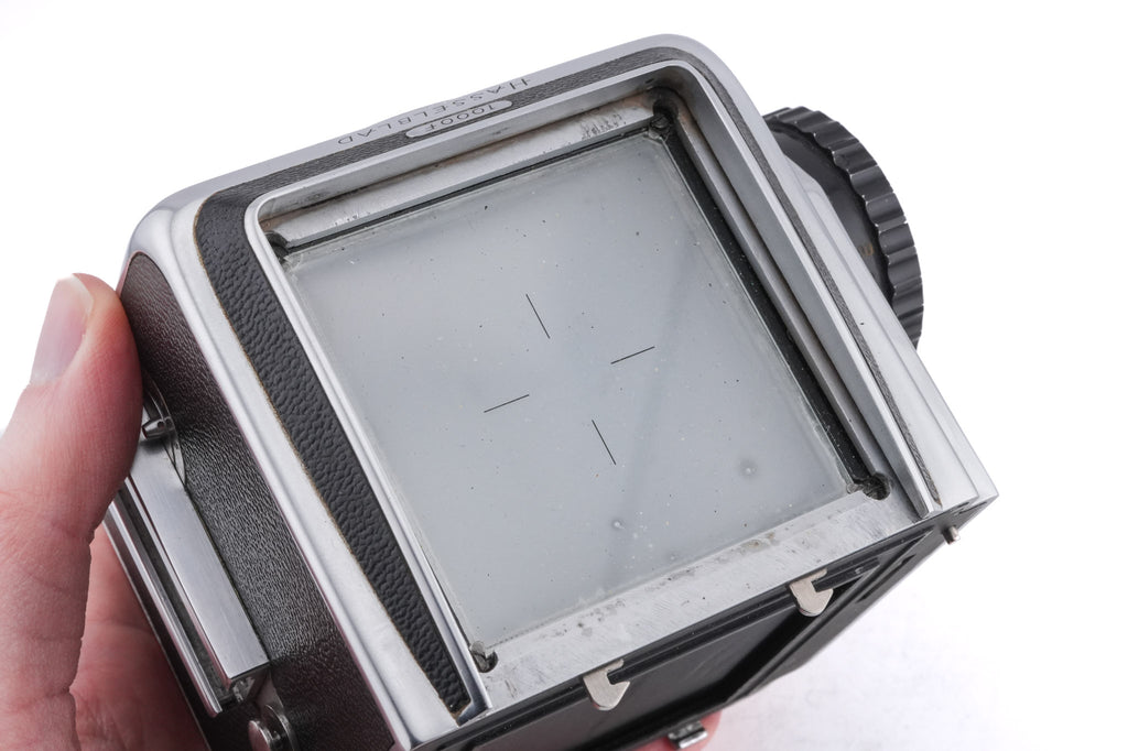 Hasselblad 1000F (8012) + 80mm f2.8 Tessar T Opton (OBTU / 8055) + 12 Film Magazine + Waist Level Finder (FUJUC)