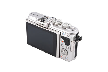 Olympus PEN E-PL8 + FL-LM1 Flash