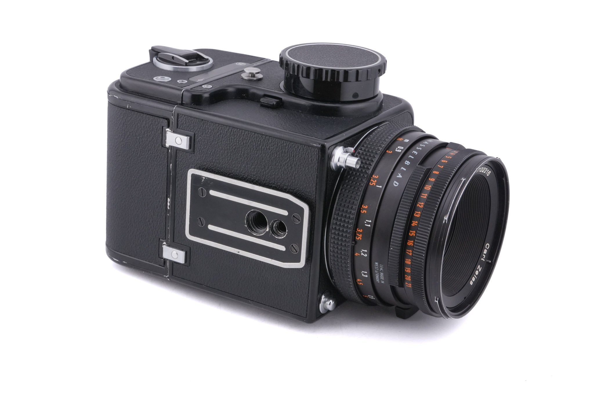 Hasselblad 500C/M (Black, 10170) + 80mm f2.8 Planar T* CF (20029) + Waist Level Finder (Old / Black, 42277) + Standard Winding Knob (44024) + A12 Film Magazine (Black, 30147) + Standard Focusing Screen (42161)