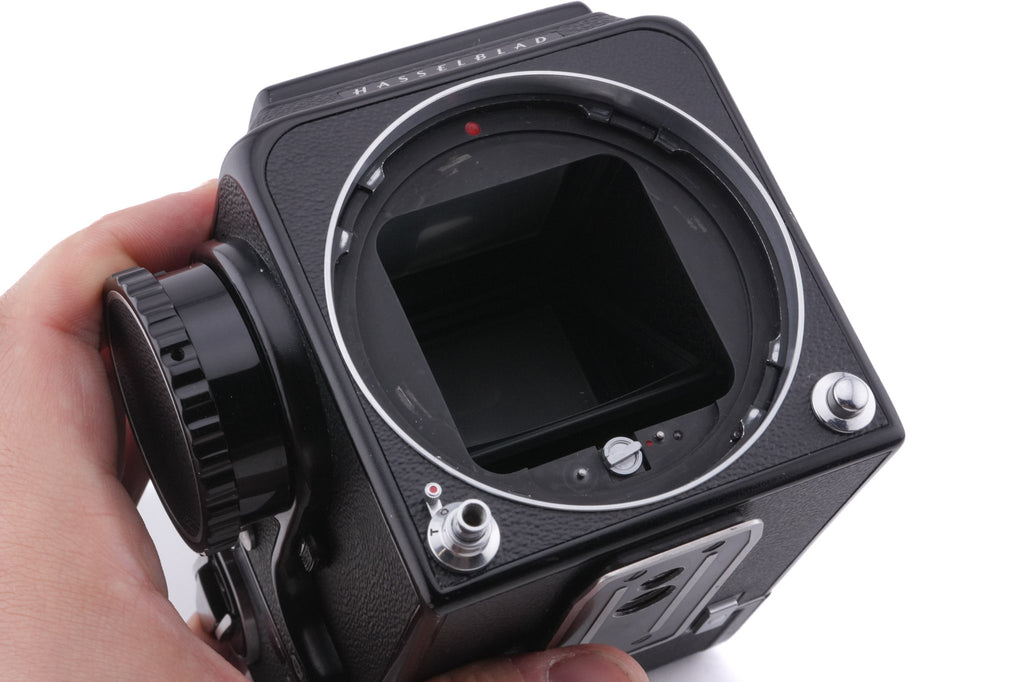 Hasselblad 500C/M (Black, 10170) + 80mm f2.8 Planar T* CF (20029) + Waist Level Finder (Old / Black, 42277) + Standard Winding Knob (44024) + A12 Film Magazine (Black, 30147) + Standard Focusing Screen (42161)