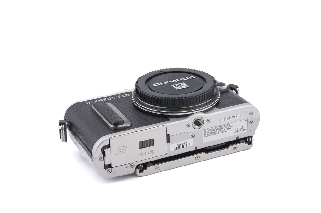 Olympus PEN E-PL8 + FL-LM1 Flash