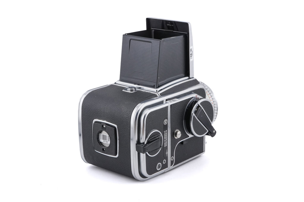 Hasselblad 500C/M (Silver, 10026) + 80mm f2.8 Planar T* C (Silver, 20028) + Waist Level Finder (Old / Silver, 42021) + Standard Focusing Screen (42161) + A12 Film Magazine (Silver, 30074)