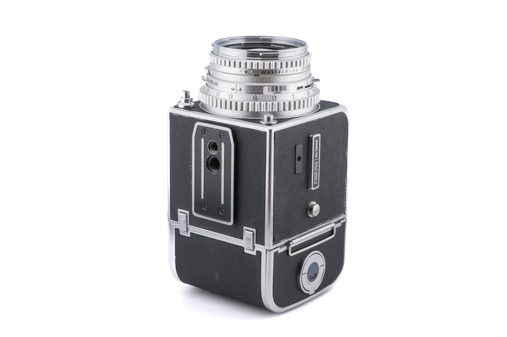 Hasselblad 500C/M (Silver, 10026) + 80mm f2.8 Planar T* C (Silver, 20028) + Waist Level Finder (Old / Silver, 42021) + Standard Focusing Screen (42161) + A12 Film Magazine (Silver, 30074)