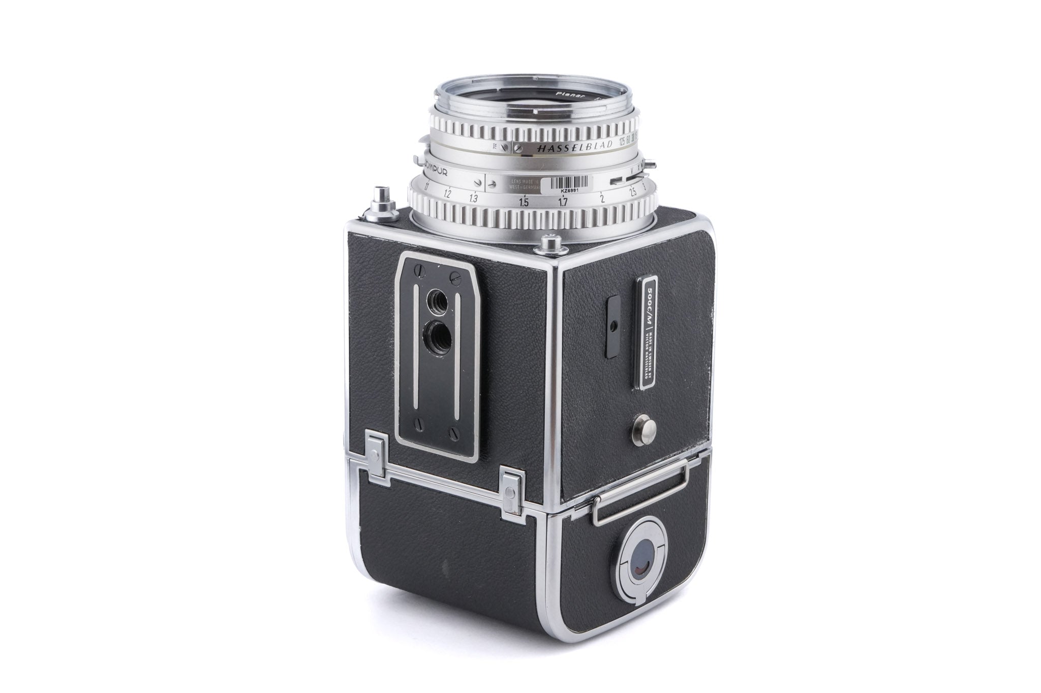 Hasselblad 500C/M (Silver, 10026) + 80mm f2.8 Planar T* C (Silver, 20028) + Waist Level Finder (Old / Silver, 42021) + Standard Focusing Screen (42161) + A12 Film Magazine (Silver, 30074)