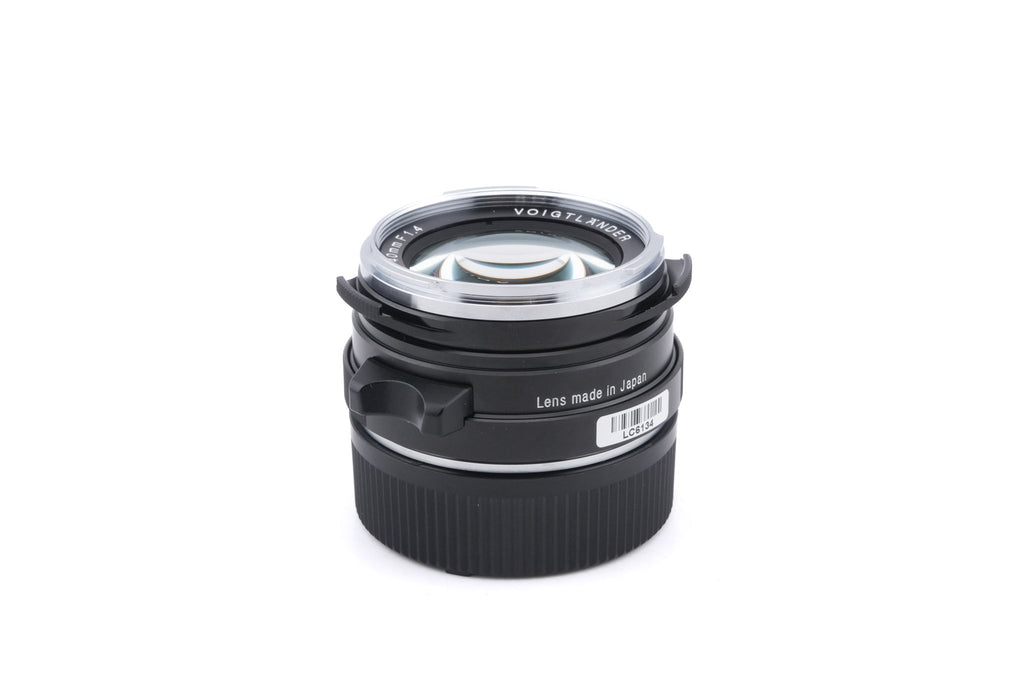 Voigtländer 40mm f1.4 Nokton Classic VM MC + LH-6 Lens Hood