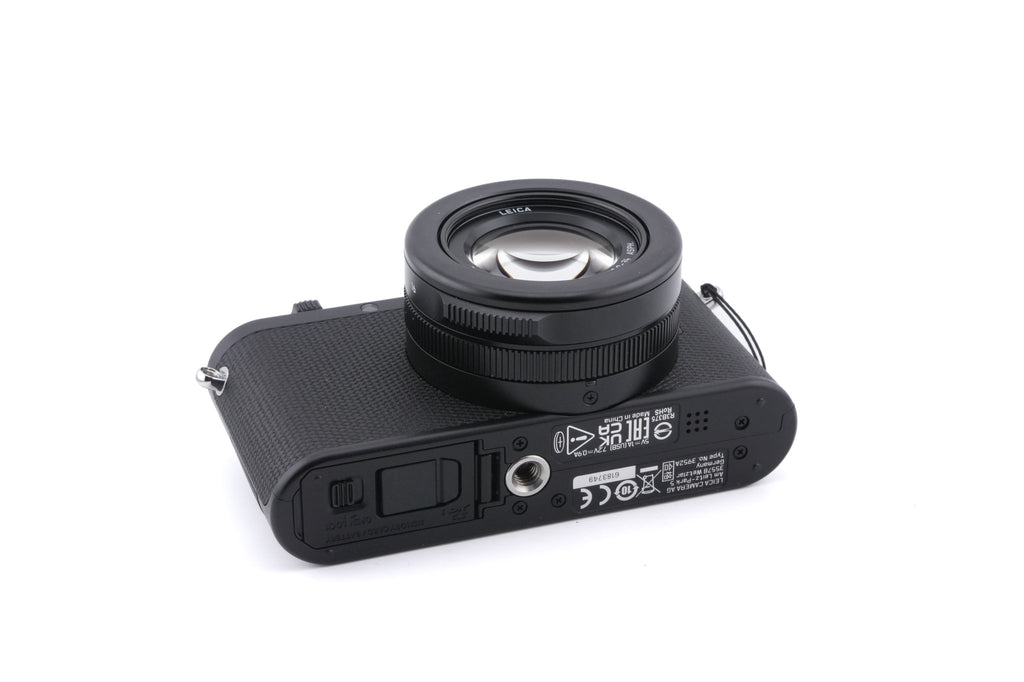 Leica D-Lux 8 + CF D Flash