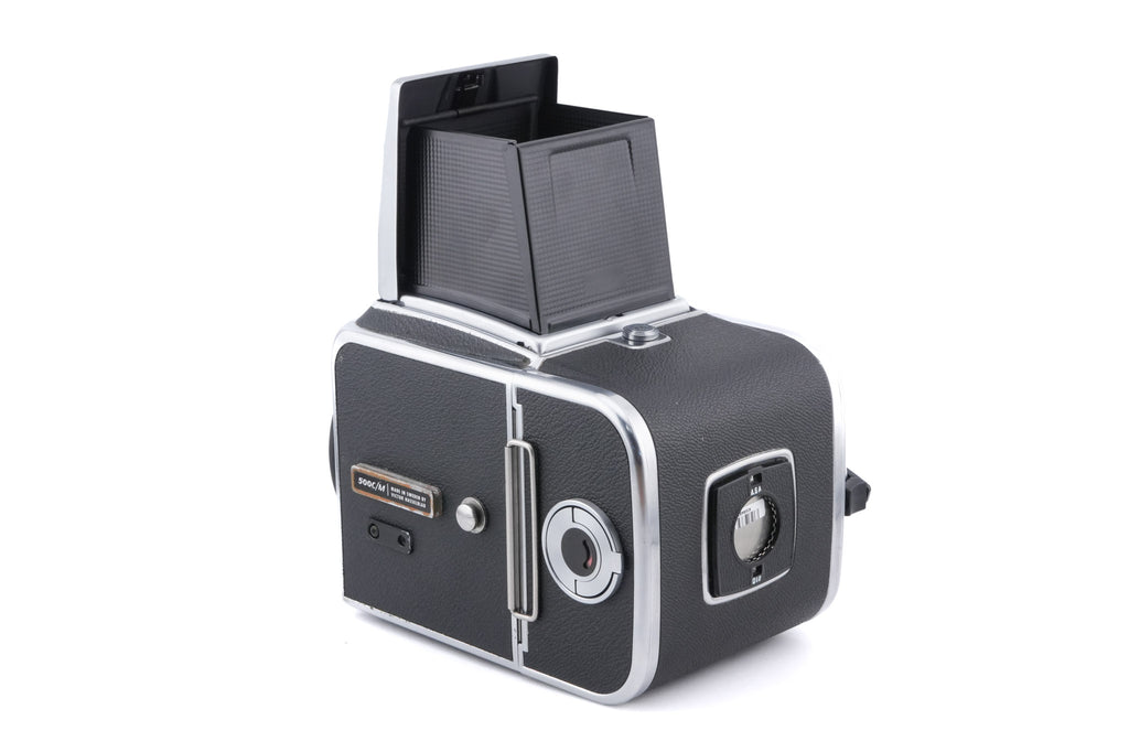 Hasselblad 500C/M (Silver, 10026) + Standard Winding Knob (44024) + Waist Level Finder (Old / Silver, 42021) + A12 Film Magazine (Silver, 30074) + Standard Focusing Screen (42161)