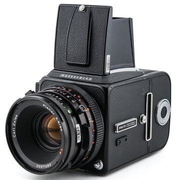 Hasselblad 500C/M + 80mm f2.8 Planar T* CF + A12 Film Magazine (30147 Black) + Waist Level Finder (Old / 42277 Black)