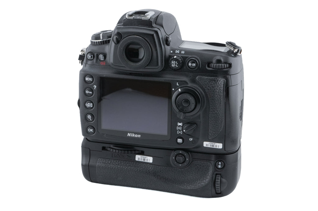 Nikon D700 + MB-D10 Multi-Power Battery Pack