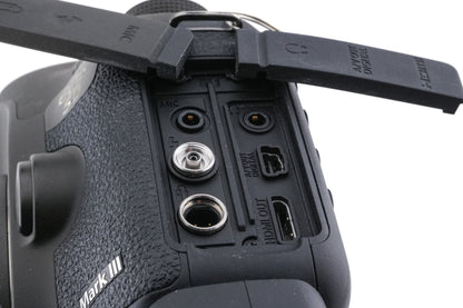 Canon EOS 5D Mark III + BG-E11 Battery Grip
