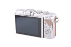 Olympus PEN E-PL8 + FL-LM1 Flash