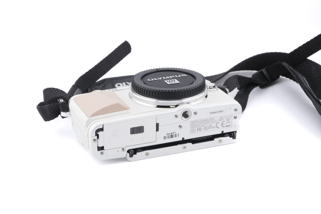 Olympus PEN E-PL7 + FL-LM1 Flash