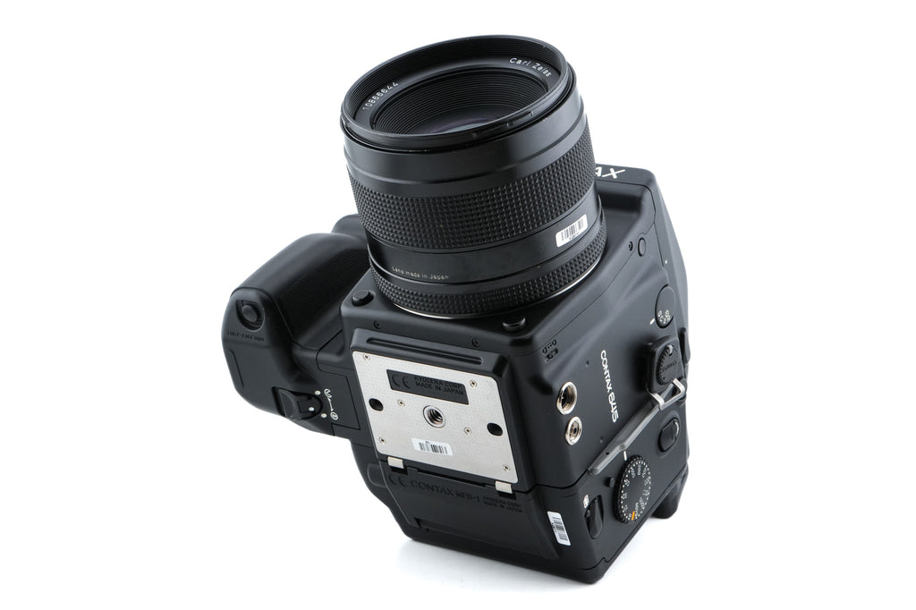 Contax 645 + MF-1 AE Prism Finder + MFB-1 120/220 Film Back Holder + 80mm f2 Planar T*