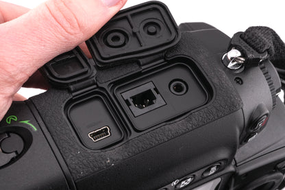 Nikon D2x + MH-21 Quick Charger