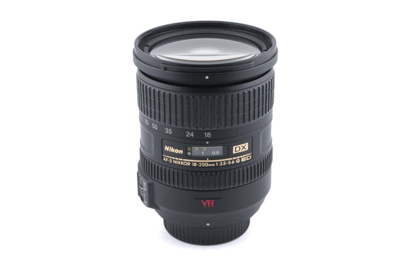 ニコン AF-S NIKKOR 18-200mm F3.5-5.6G ED VR Nikon AF-S DX NIKKOR 18-200mm f/3.5-5.6G ED VR II | DSLR