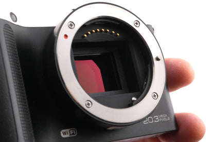 Samsung NX210 + 18-55mm f3.5-5.6 III OIS i-Function + SEF8A Flash