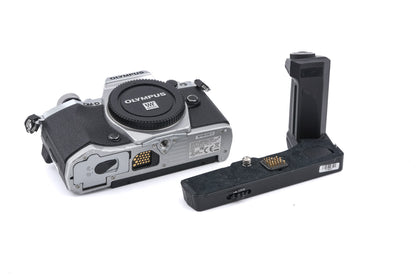 Olympus OM-D E-M5 Mark II + HLD-6P Power Battery Holder + HLD-8G Camera Grip