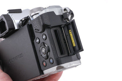 Olympus OM-D E-M5 Mark II + HLD-6P Power Battery Holder + HLD-8G Camera Grip