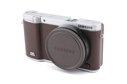 Samsung NX3000 + 16-50mm f3.5-5.6 ED OIS i-Function + SEF8A Flash