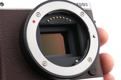 Samsung NX3000 + 16-50mm f3.5-5.6 ED OIS i-Function + SEF8A Flash