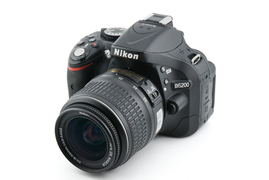 Nikon D5200 + 18-55mm f3.5-5.6 G ED II AF-S Nikkor
