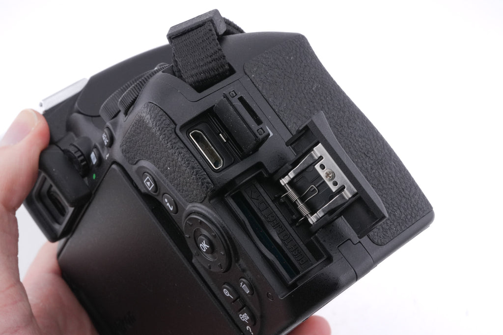 Nikon D5600 + 18-55mm f3.5-5.6 AF-P Nikkor G VR
