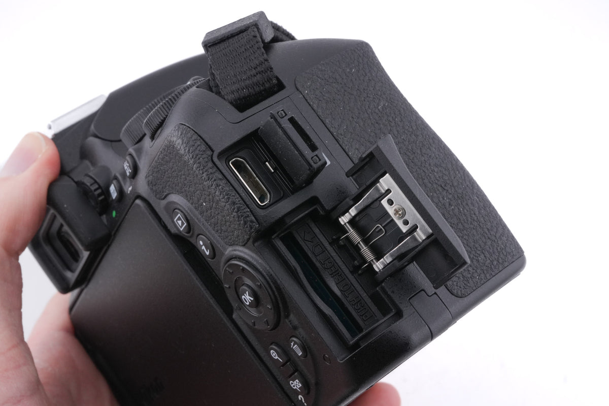 Nikon D5600 + 18-55mm f3.5-5.6 AF-P Nikkor G VR