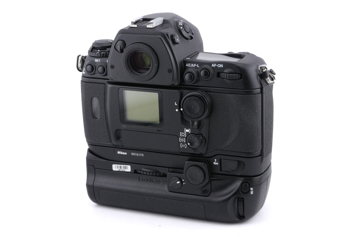 Nikon F6 + MB-40 Multi-Power Battery Pack