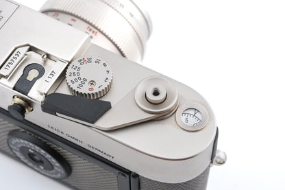 Leica M6 "150 Jahre Photographie, 75 Jahre Leica Photographie" + 50mm f1.4 Summilux-M Platinum "150 Jahre Photographie, 75 Jahre Leica Photographie" (10450)