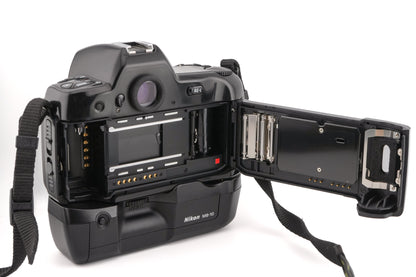 Nikon F90 + MB-10 Battery Pack