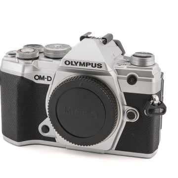 Olympus OM-D E-M5 Mark III + VEK0V37Z1-A Flash