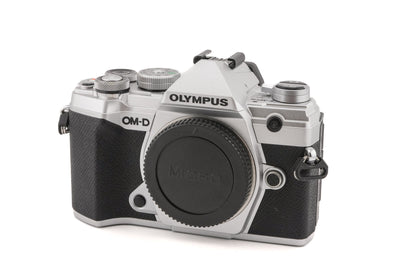 Olympus OM-D E-M5 Mark III + VEK0V37Z1-A Flash