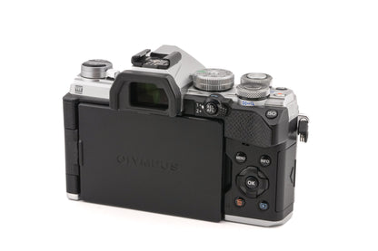 Olympus OM-D E-M5 Mark III + VEK0V37Z1-A Flash