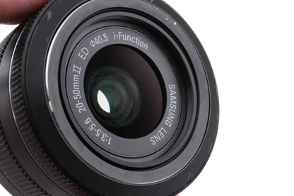 Samsung NX1000 + 20-50mm f3.5-5.6 II ED i-Function + SEF8A Flash