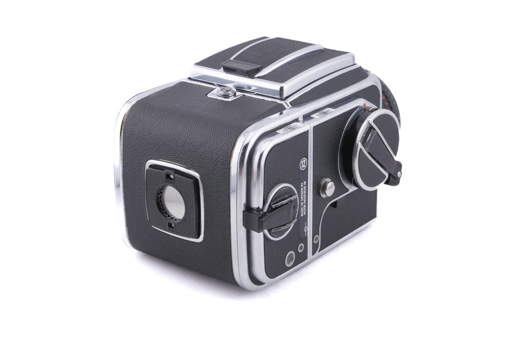 Hasselblad 500C/M (Silver, 10026) + 80mm f2.8 Planar T* C (Black, 20028) + A12 Film Magazine (Silver, 30074) + Waist Level Finder (New / Chrome, 42315) + Lens Shade 80 (40118/SEMOC) + Acute Matte Focusing Screen (42165) + Checked Screen (42072/TILMC)