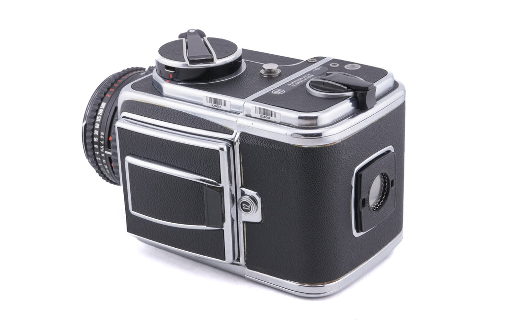Hasselblad 500C/M (Silver, 10026) + 80mm f2.8 Planar T* C (Black, 20028) + A12 Film Magazine (Silver, 30074) + Waist Level Finder (New / Chrome, 42315) + Lens Shade 80 (40118/SEMOC) + Acute Matte Focusing Screen (42165) + Checked Screen (42072/TILMC)