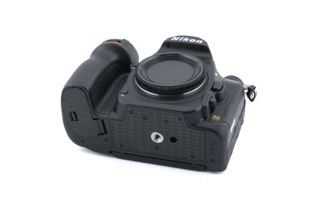 Nikon D780