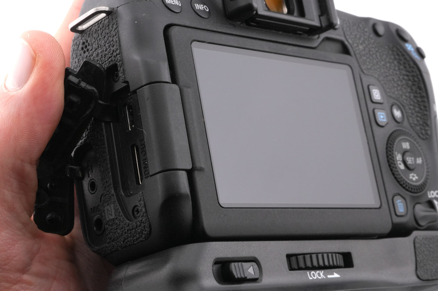 Canon EOS 77D + BG-1X Vertical Battery Grip