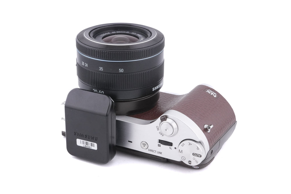 Samsung NX300 + 20-50mm f3.5-5.6 II ED i-Function + SEF8A Flash