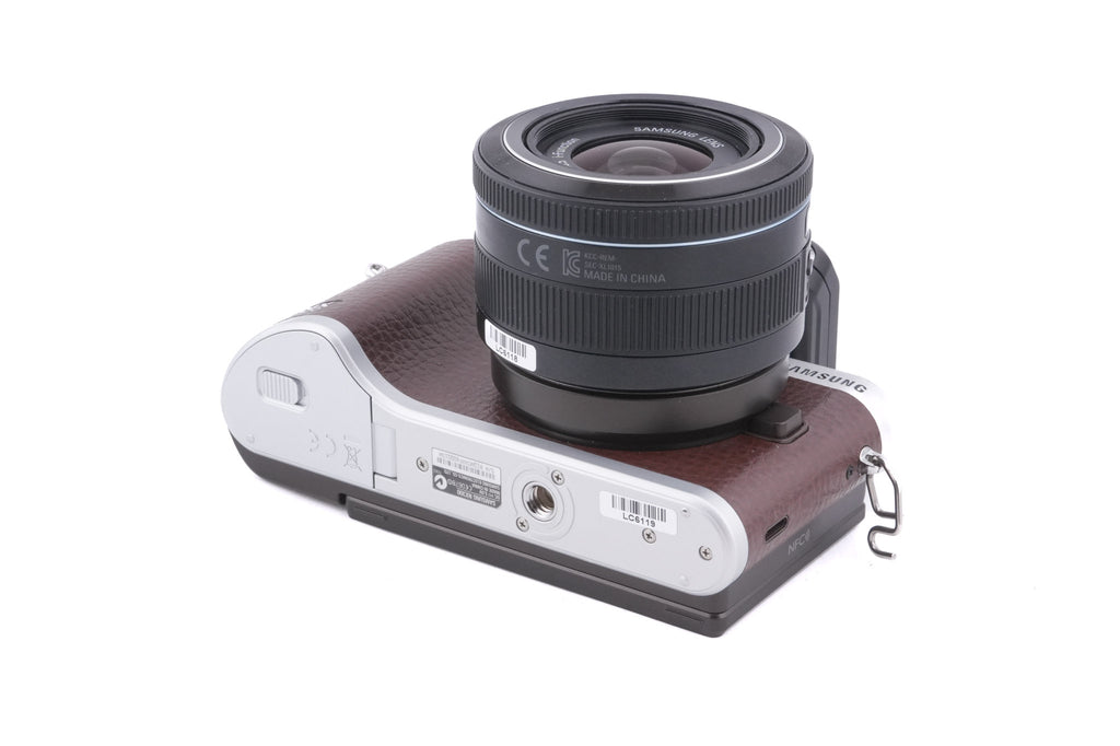 Samsung NX300 + 20-50mm f3.5-5.6 II ED i-Function + SEF8A Flash